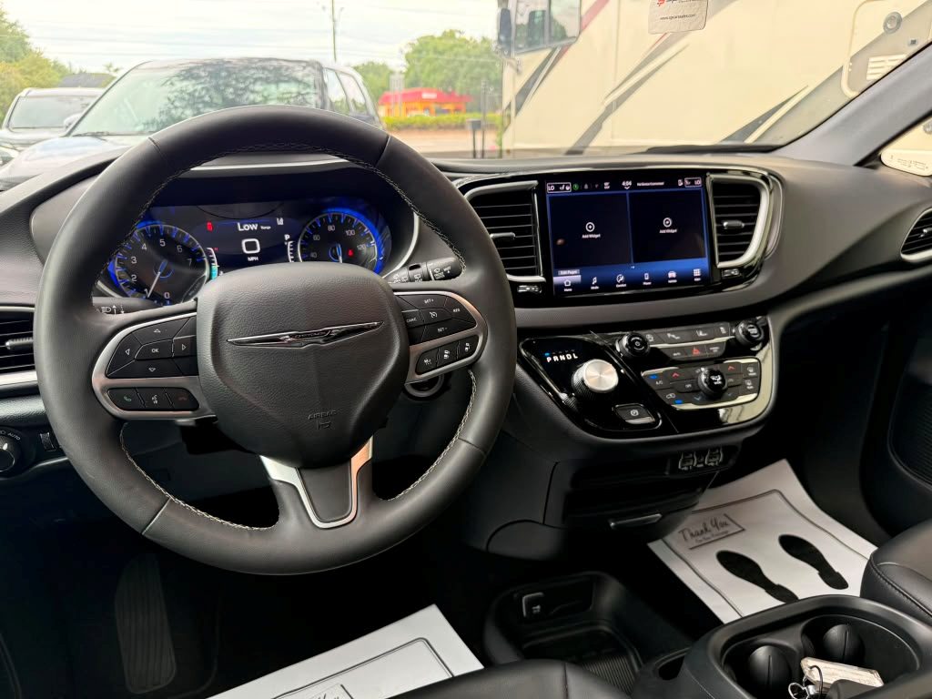 2025 Chrysler Pacifica SELECT