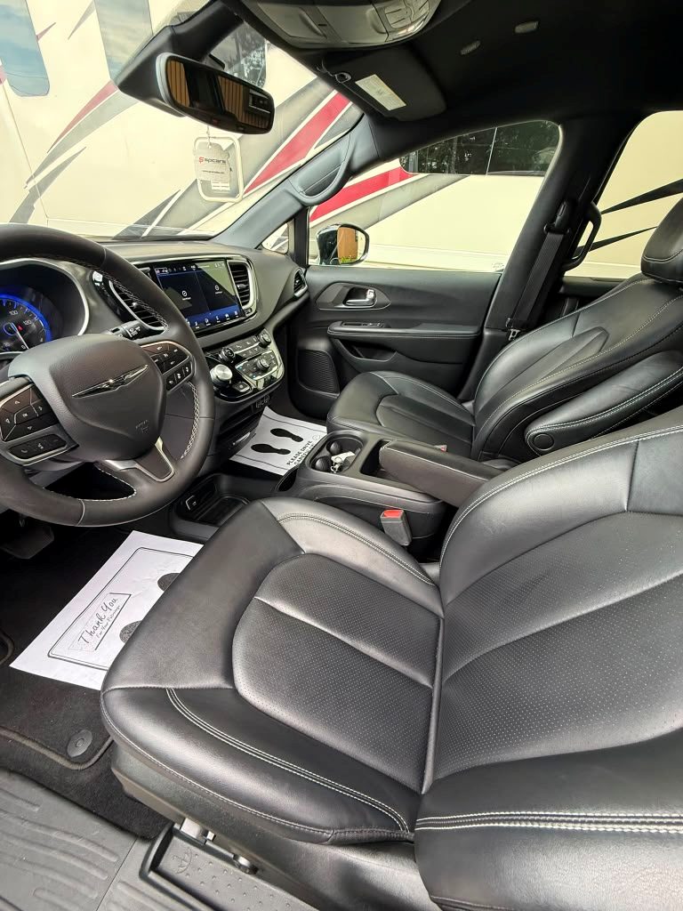 2025 Chrysler Pacifica SELECT