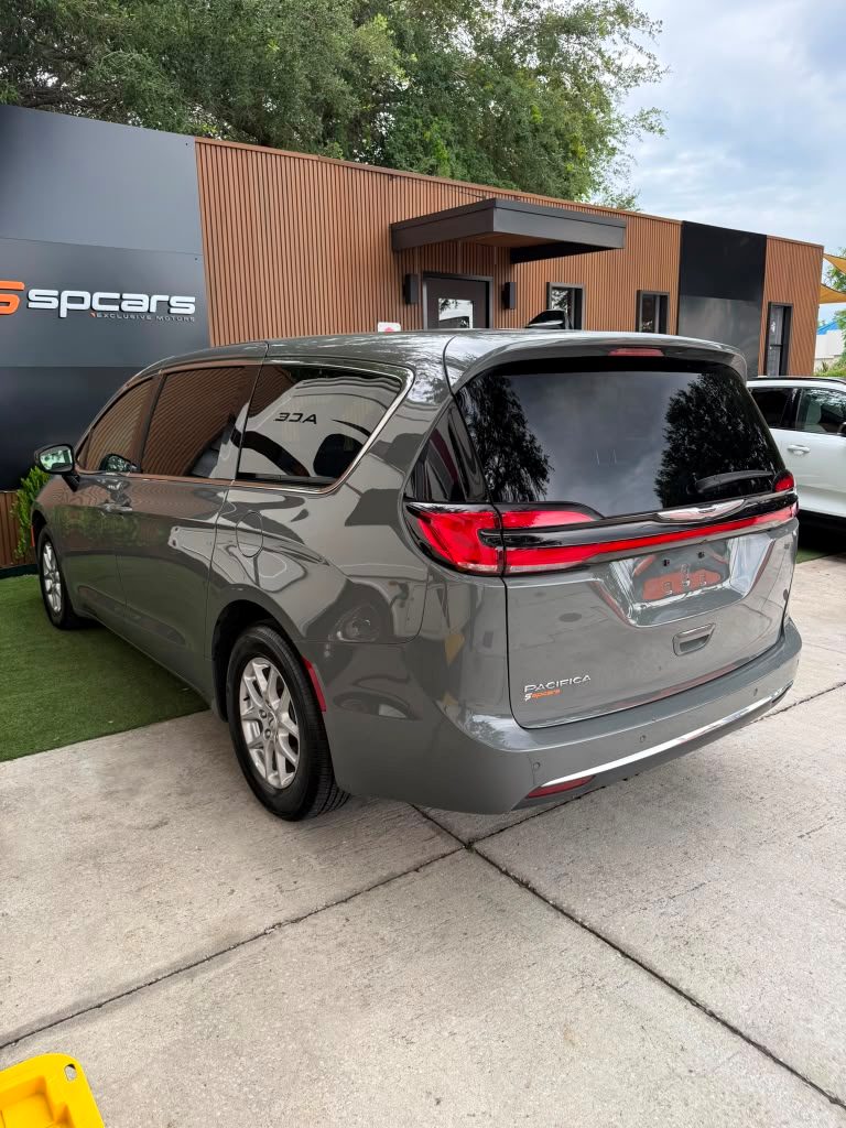 2025 Chrysler Pacifica SELECT