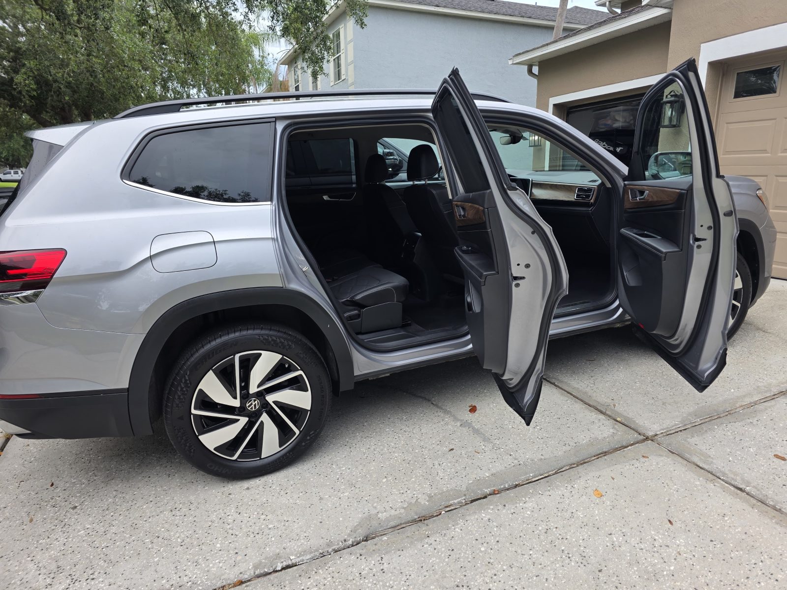 2025 Volkswagen Atlas SE